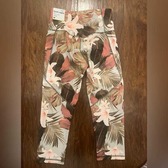 Old Navy NWT Active Elevate Cropped High Rise Leggings - Floral - Medium - Picture 3 of 10